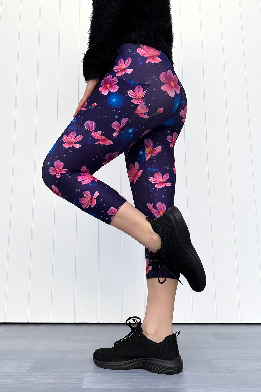 Cosmos Flower - Casual - Capri Leggings - Pockets
