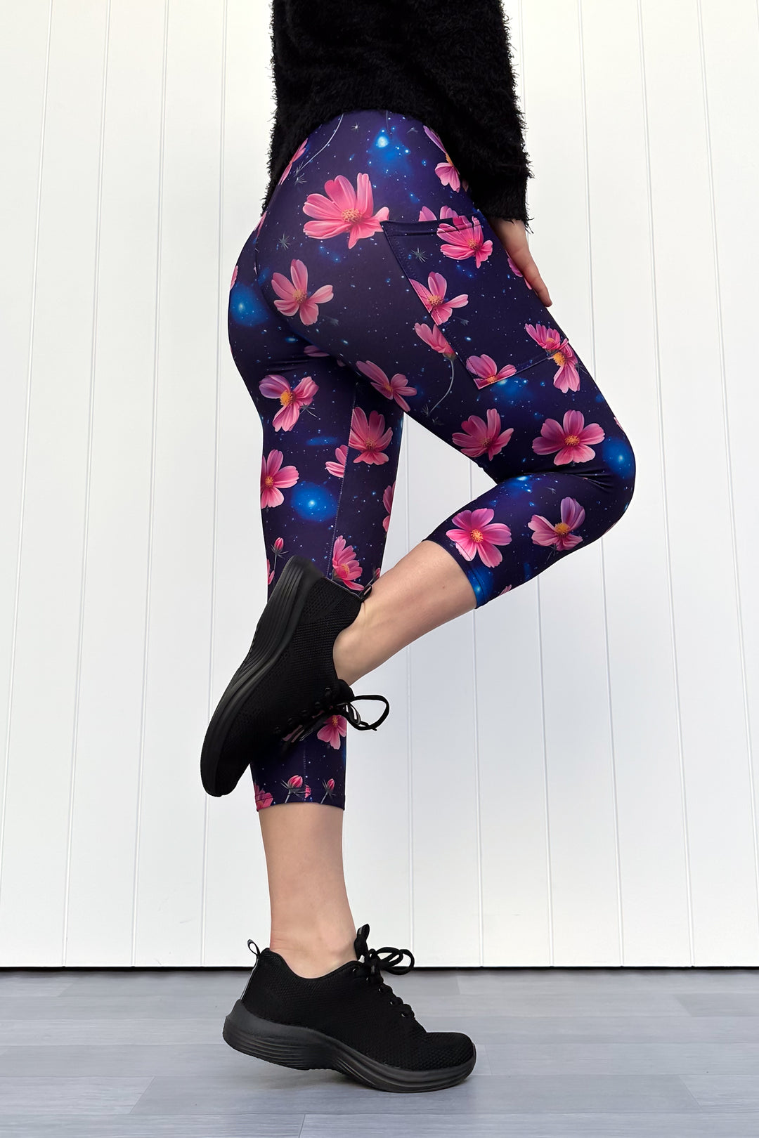 Cosmos Flower - Casual - Capri Leggings - Pockets