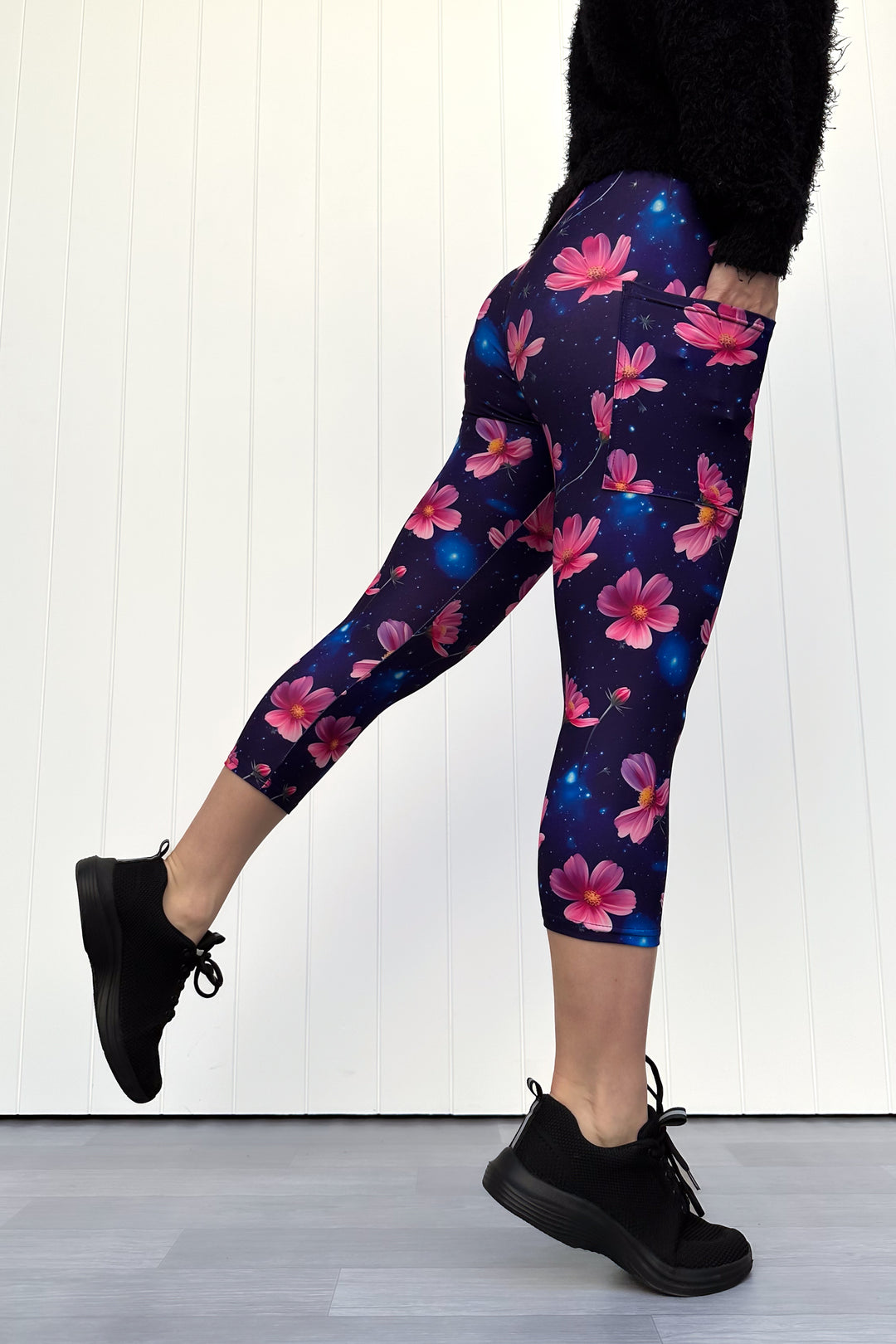 Cosmos Flower - Casual - Capri Leggings - Pockets