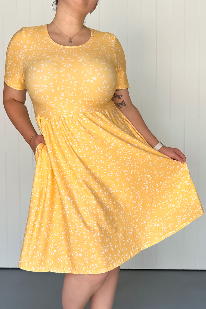 Lemon Petals - Knee Length Dress - Short Sleeve - Pockets