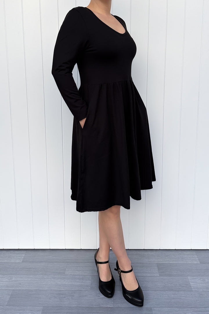 Black - Knee Dress - Long Sleeve - Pockets