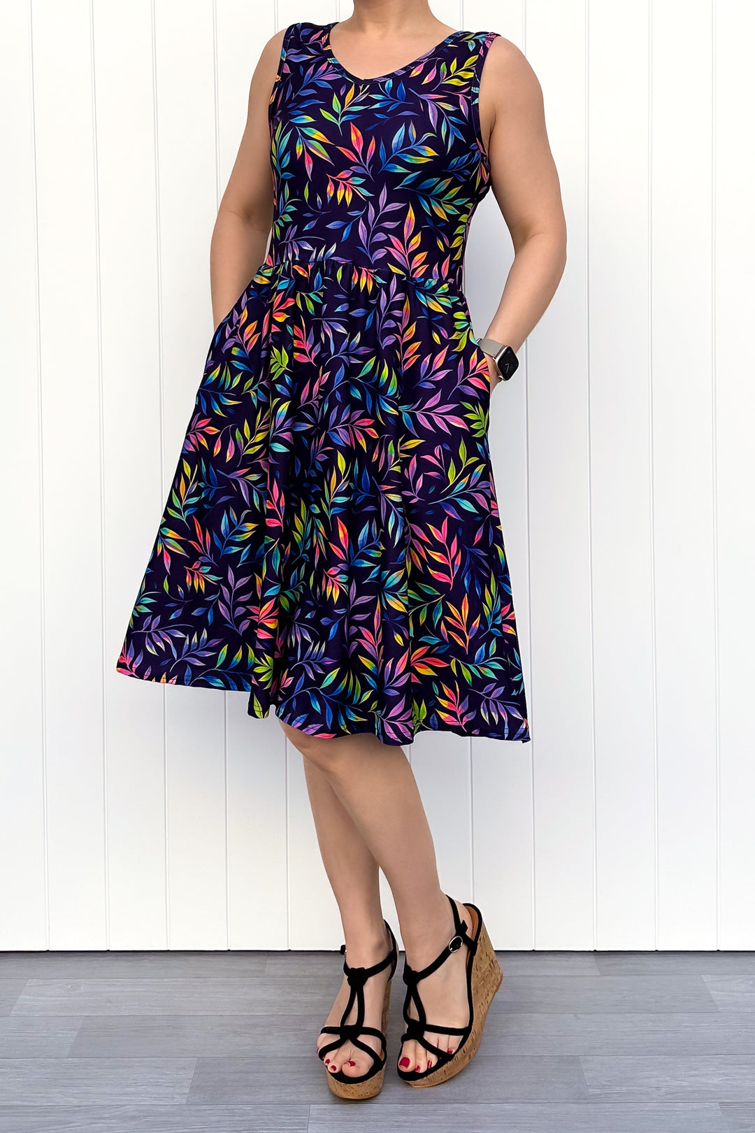 Glow Vine - Sleeveless Knee Length Dress - Side Pockets