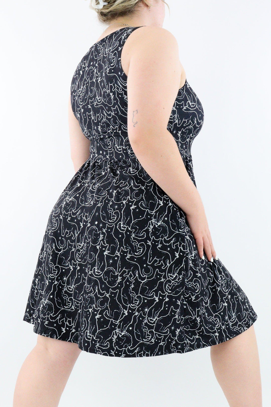 Familiar Cat - Sleeveless Skater Dress - Knee Length - Side Pockets - Pawlie